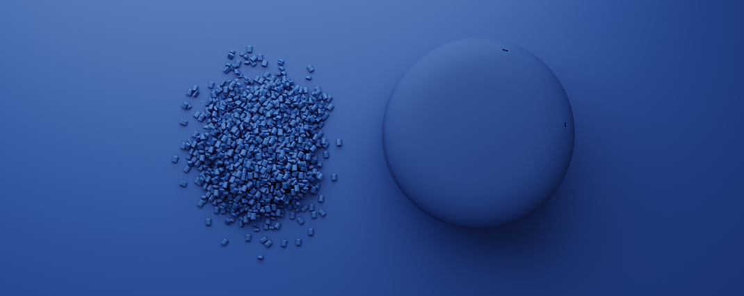 Plastgranulat och detalj tillverkad av granulatet